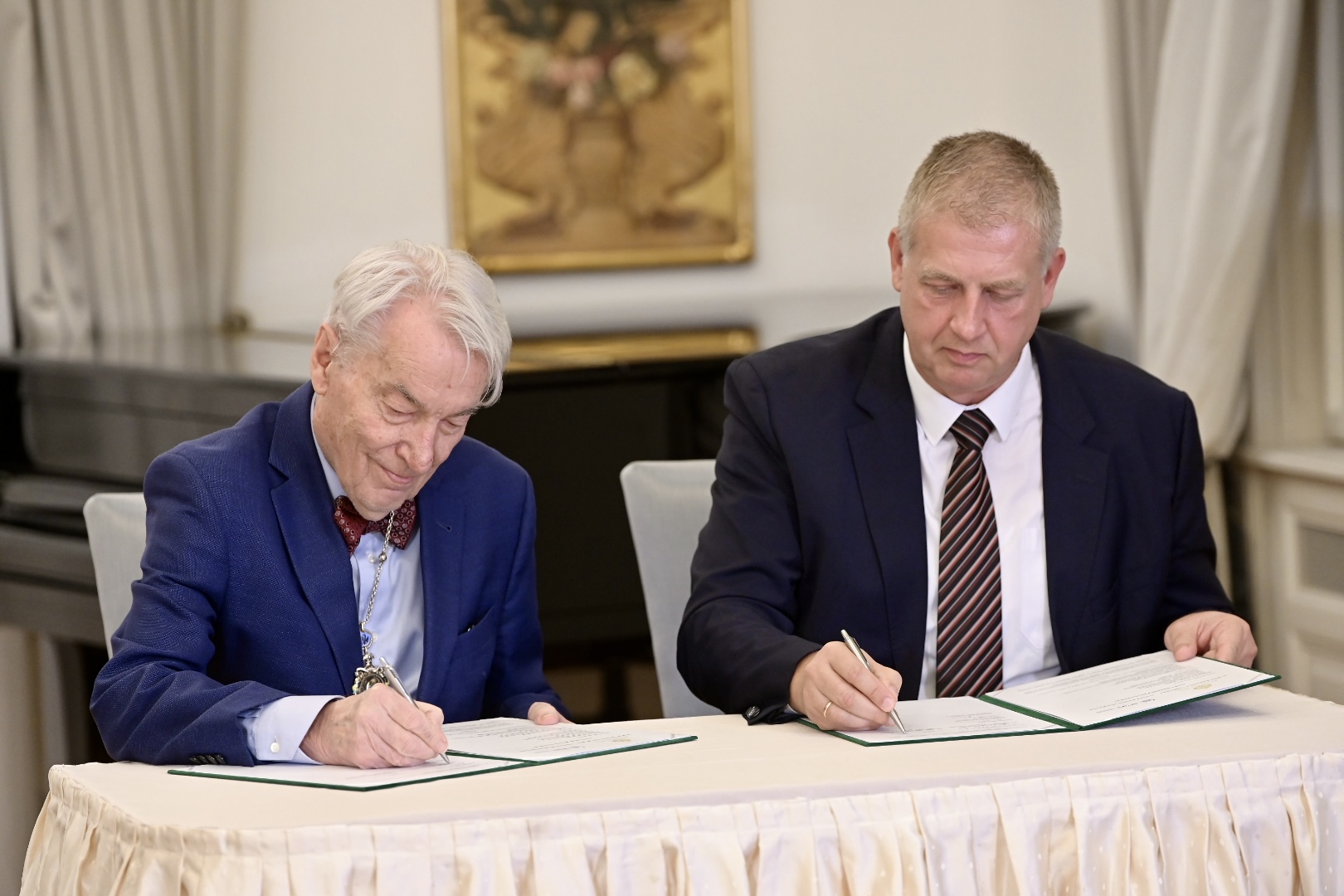 Szakmai partnerséget kötött a Magyar Corvin-lánc Testület és az SZTNH Prof. Dr. Vizi E. Szilveszter, az MCLT elnöke és Farkas Szabolcs, az SZTNH elnöke írta alá a megállapodást