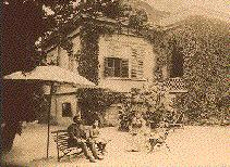 Az Eötvös család pestlőrinci nyaralójuk kertjében. 