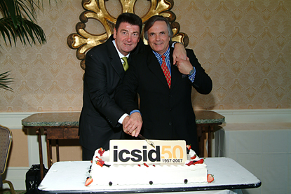 Peter Zec leköszönő elnök és Carlos Hinrichsen felvágják a jubileumi tortát.