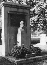 Eötvös síremléke a Kerepesi temetőben 