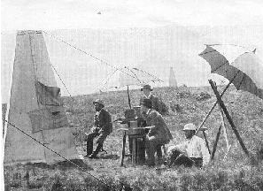 Az első terepi torziósinga-mérés a Ság-hegyen, 1891-ben. Eötvös távcsővel végzi a leolvasást 
