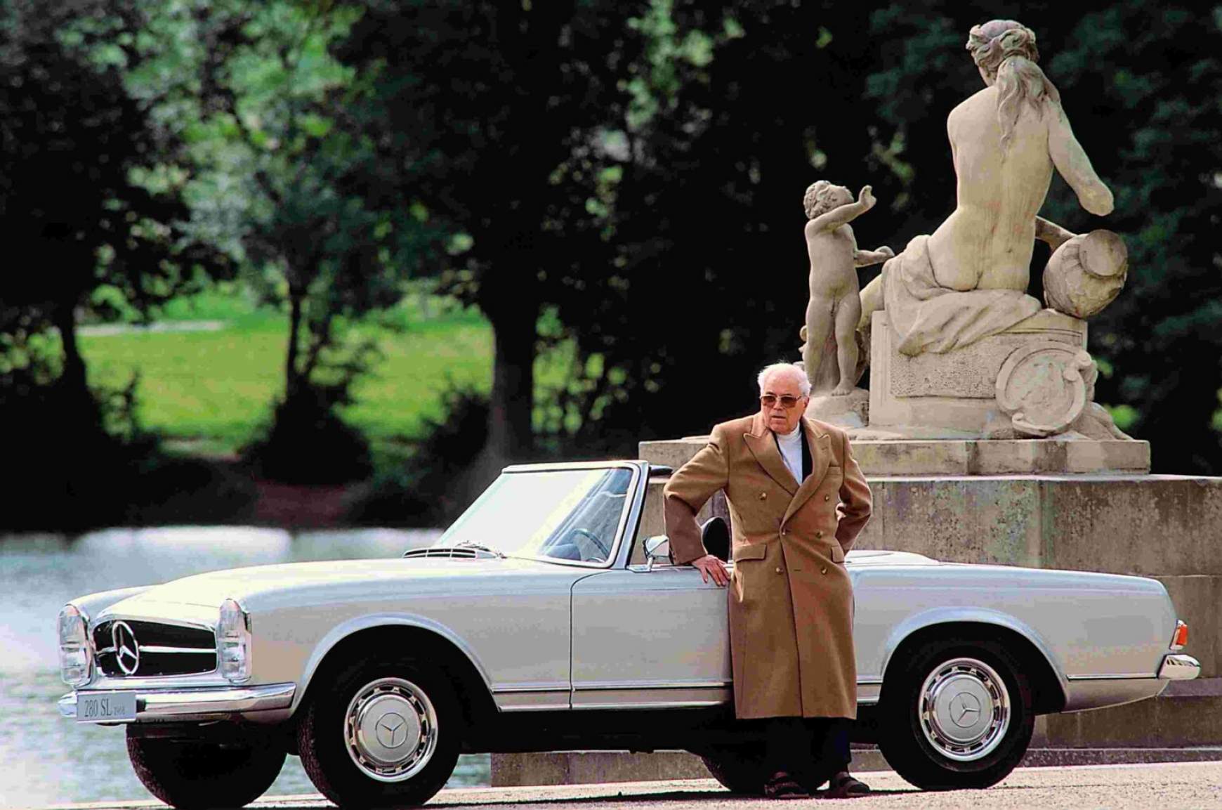 Barényi Béla Barényi Béla és egy Mercedes autó