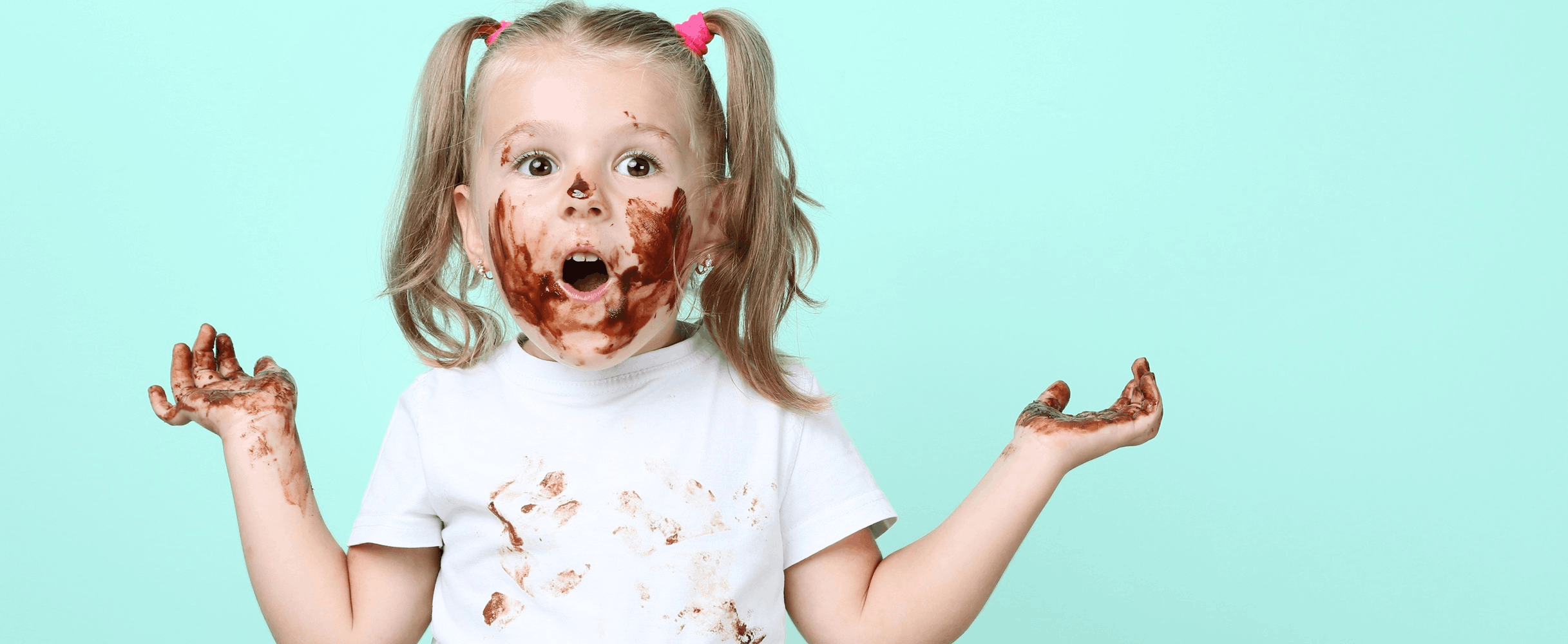 Csokis Csokival összekent kislány