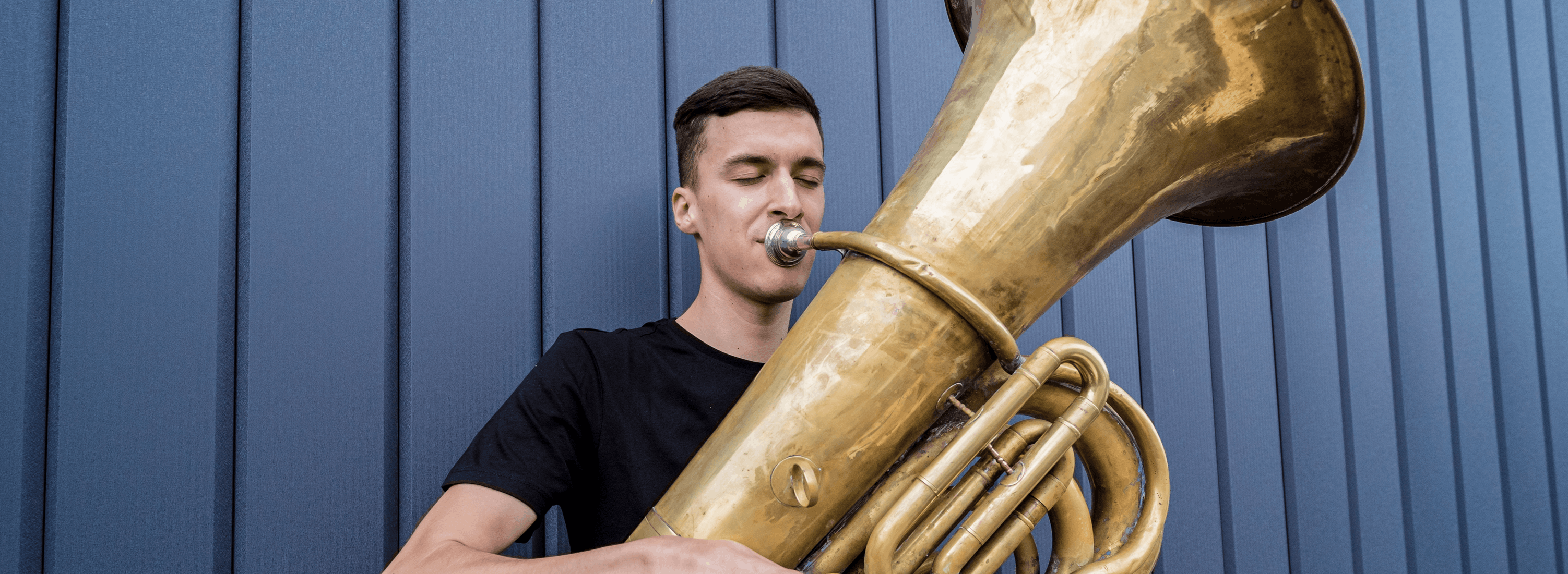 Zenész Zenész szaxofonozik